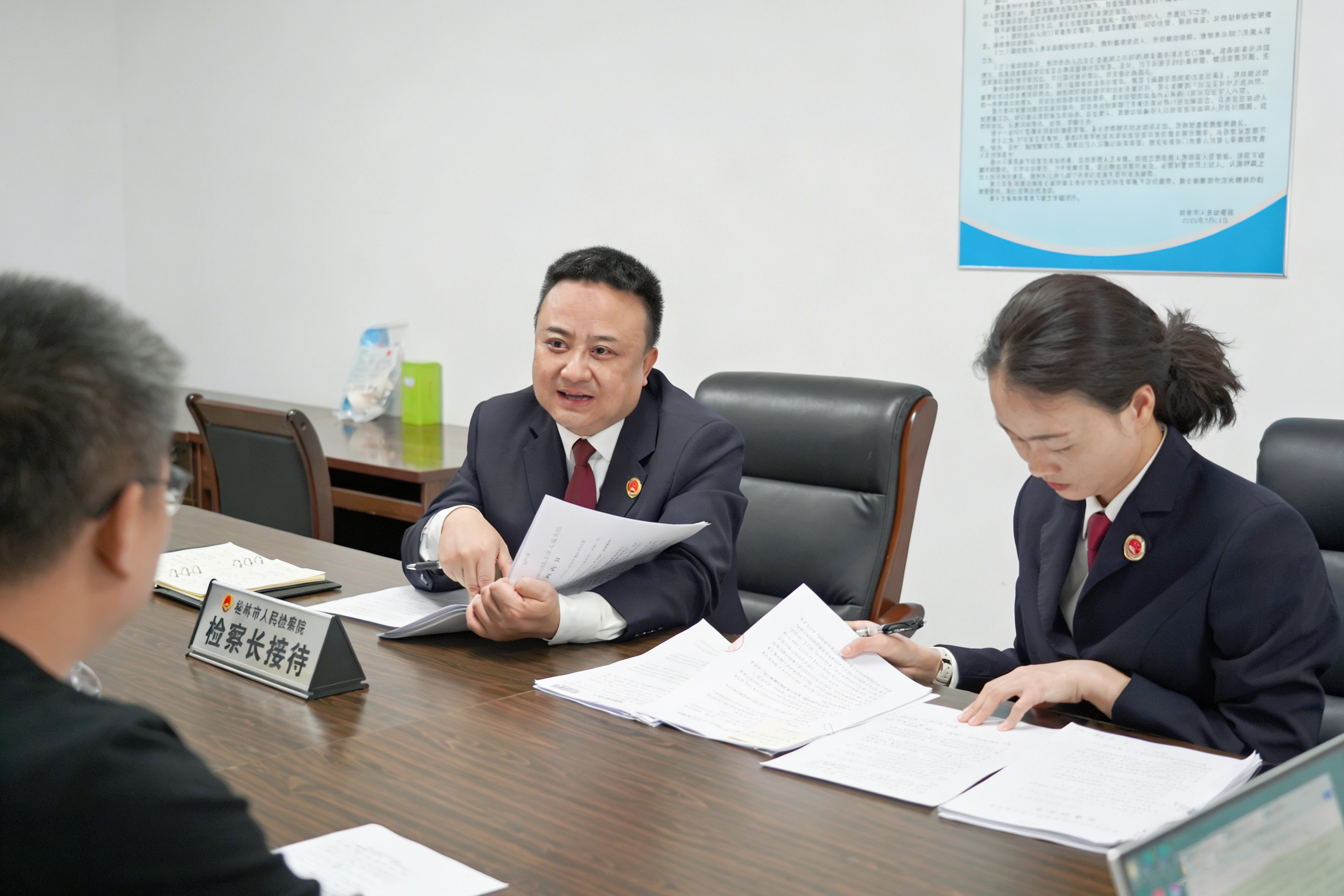 市检察院党组副书记、副检察长诸葛旸接待来访群众_副本.jpg